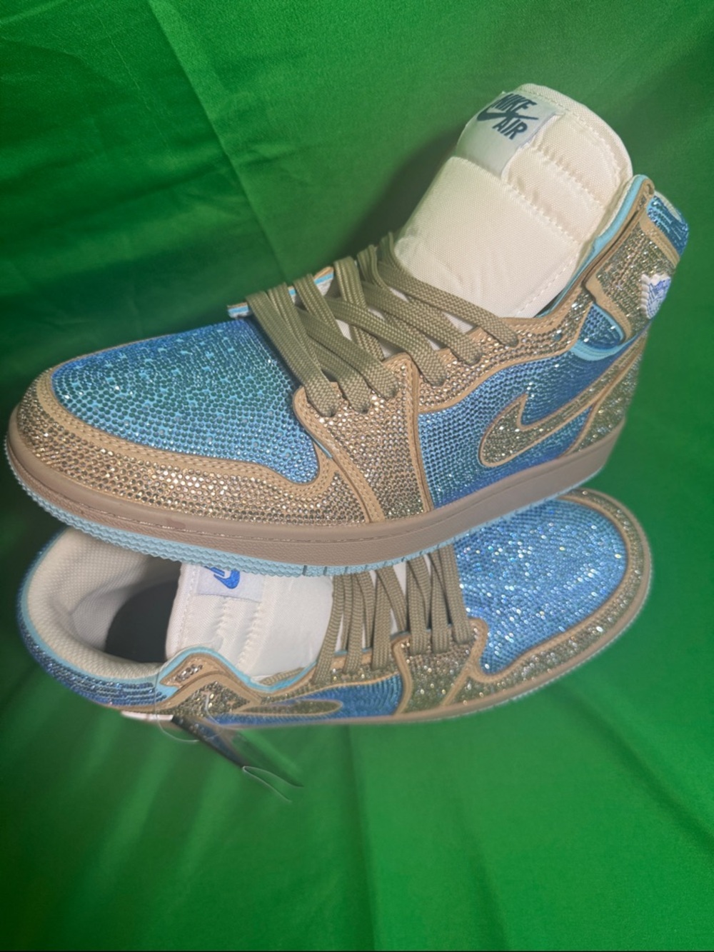 New! Custom Air Jordan 1 High sneakers embellished with “Swarovski Crystals” - Picture 2 of 9